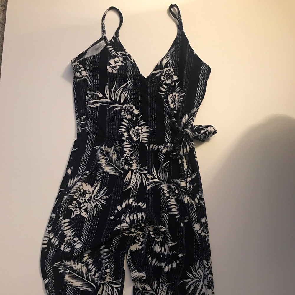 NAVY & WHITE FLORAL JUMPSUIT